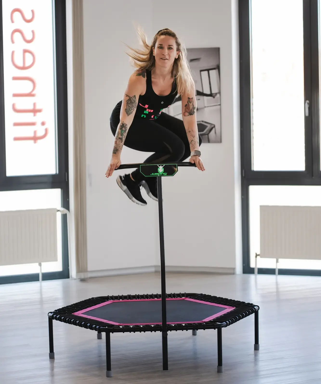 Fitnessforum Prenzlau - Junge Frau springt auf Trampulin