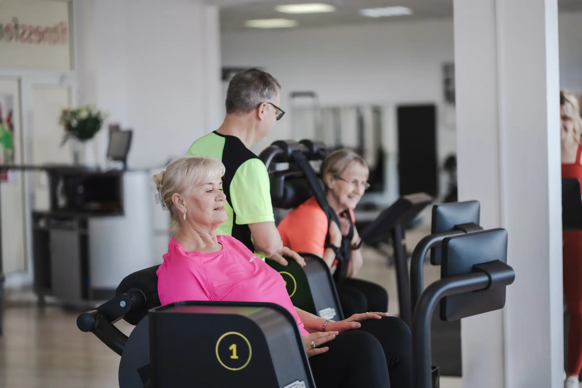 Fitnessforum Prenzlau - Matthias Köpke unterstützt 2 Frauen beim Training