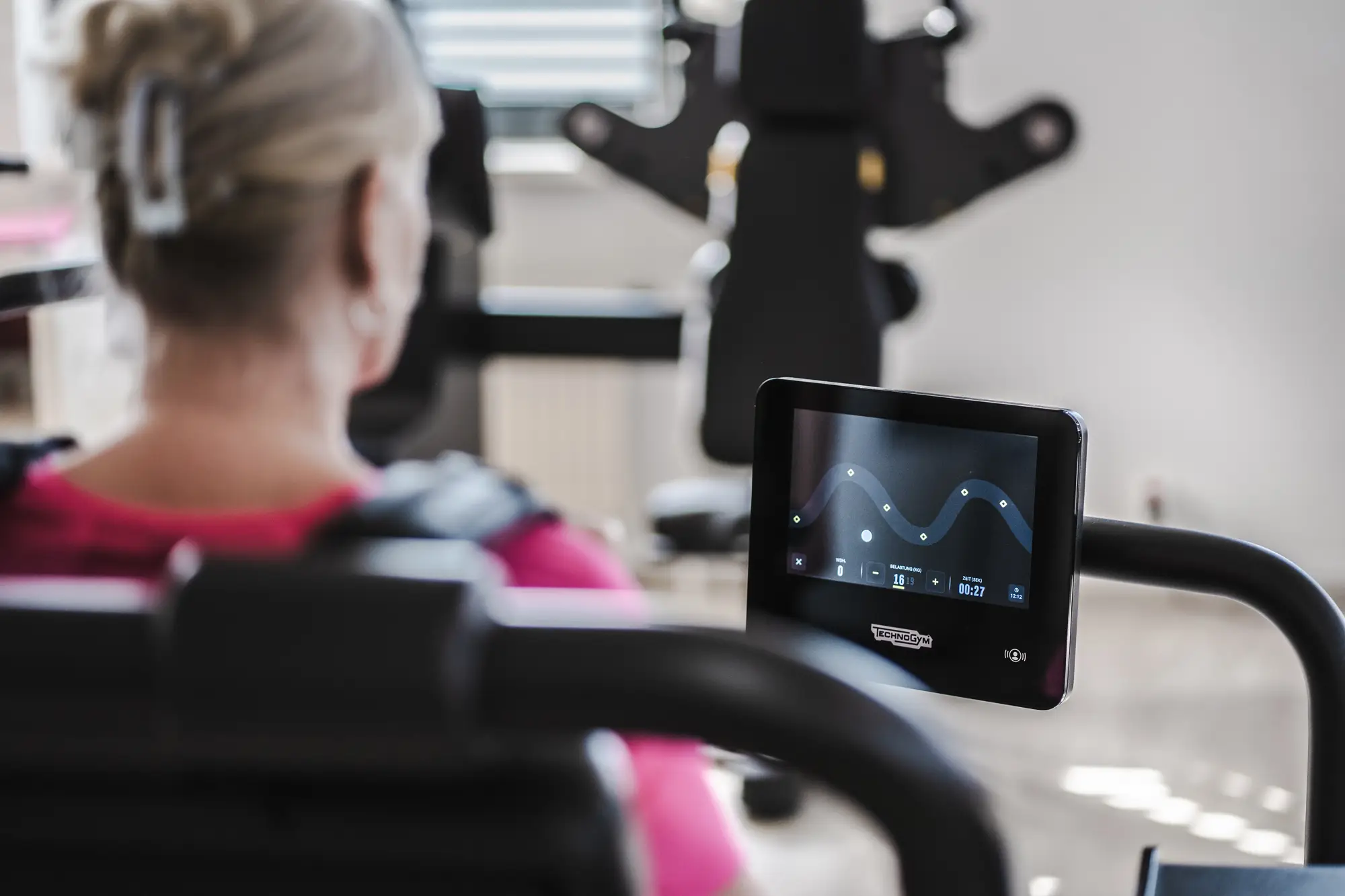 Fitnessforum Prenzlau - Frau prüft im vollelektronischen Gerätezirkel s ihre biometrischen Werte