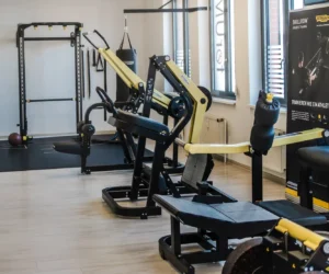 Fitnessforum Prenzlau – Modern ausgestatteter Trainingsbereich mit Kraftgeräten, Hantelstation und Boxsack in heller, gepflegter Umgebung.